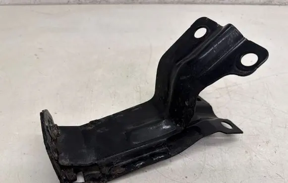 Volvo XC70 Radiator mount bracket