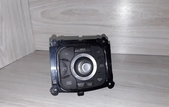 Head unit multimedia control