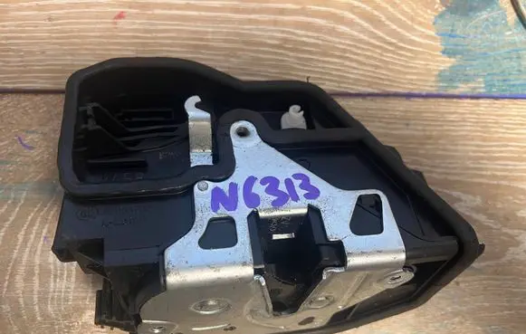 BMW X1 E84 Rear door lock 053702