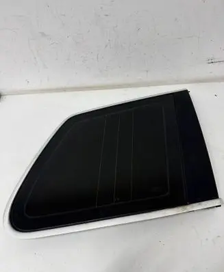 Volkswagen Touareg I Rear side window E000190