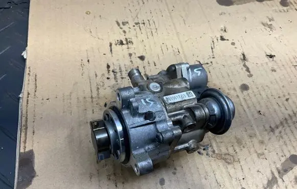 BMW 3 E92 E93 Fuel injection high pressure pump 7615617