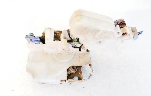 Suzuki Grand Vitara II Rear door lock