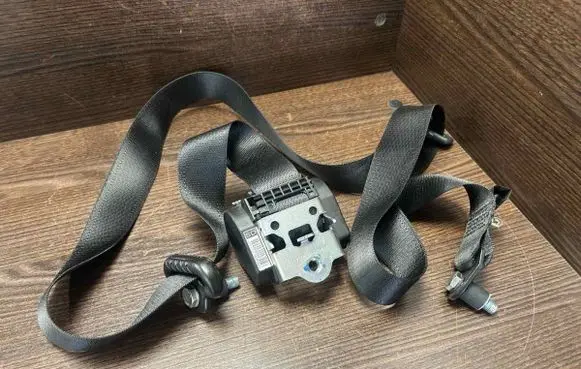 Rear seatbelt