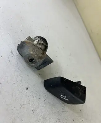 Land Rover Discovery 3 - LR3 Front door lock (next to the handle) 