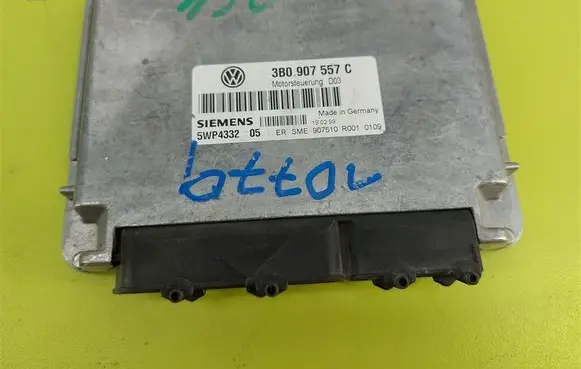 Volkswagen PASSAT B5 Engine control unit/module 3B0907557C
