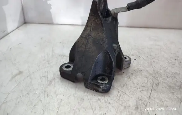 Jaguar XF X260 Engine mounting bracket