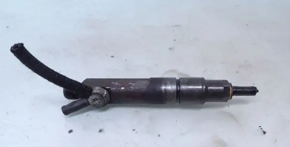 Audi A6 S6 C4 4A Fuel injector 046130201E
