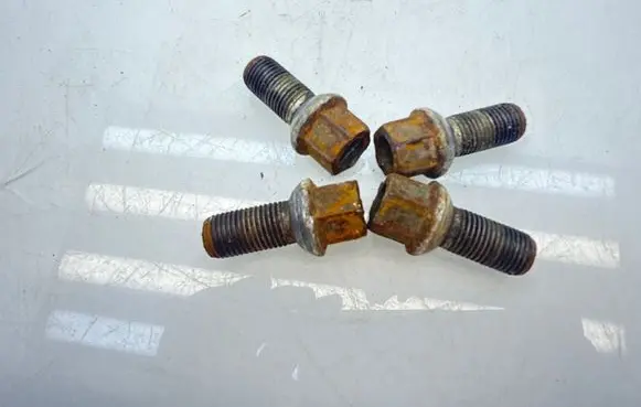 Volkswagen PASSAT B6 Nuts/bolts