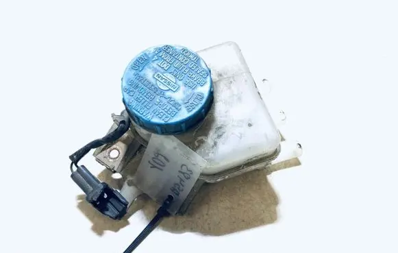 Nissan Almera Tino Brake fluid reservoir 