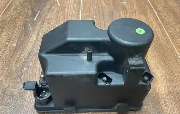 Mercedes-Benz E W124 Central locking vacuum pump 0008000548