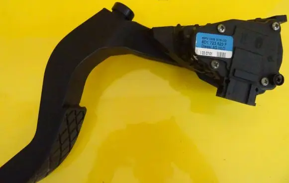 Audi A6 S6 C5 4B Accelerator throttle pedal 8D1723523F