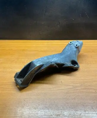 Engine mounting bracket