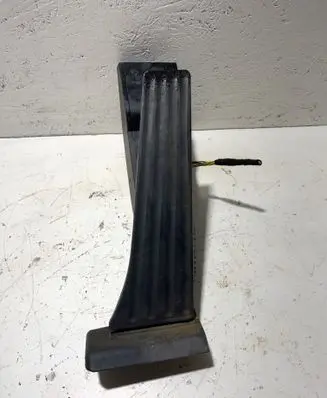 Accelerator throttle pedal