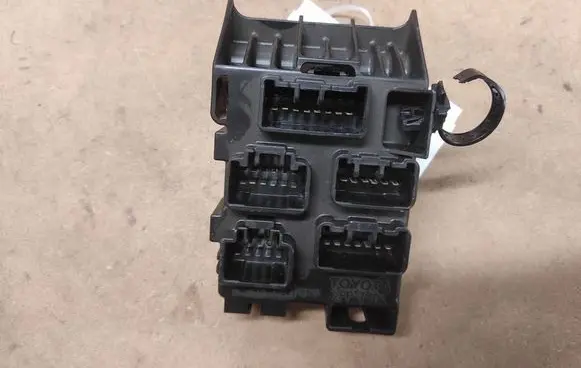 Toyota Avensis T250 Fuse module 8273405030