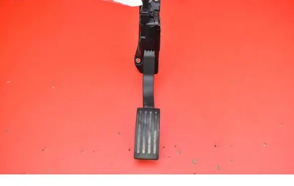 Accelerator throttle pedal