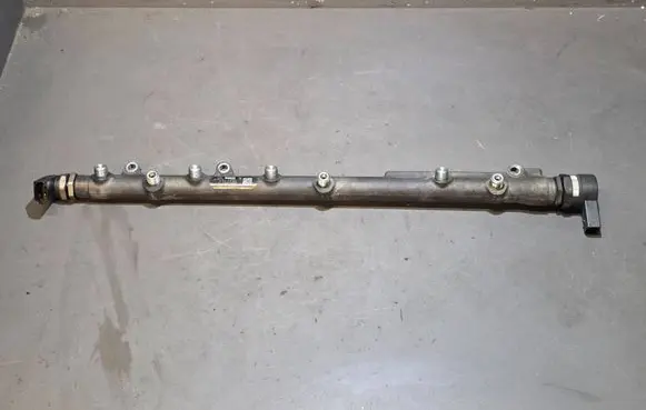 BMW 5 E60 E61 Fuel main line pipe 7788679 0445216078