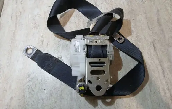Toyota Avensis T270 Front seatbelt J082512