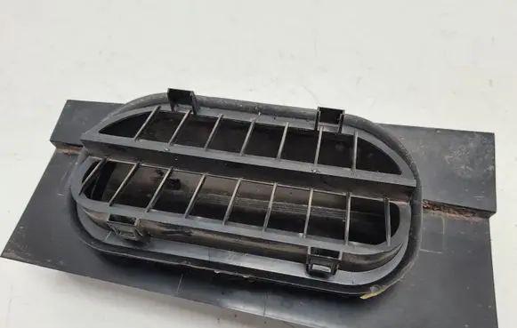 Quarter panel pressure vent