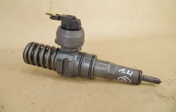 Volkswagen Polo IV 9N3 Fuel injector 0414720215