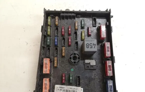 Volkswagen PASSAT B6 Fuse module 21107105 3C0937125