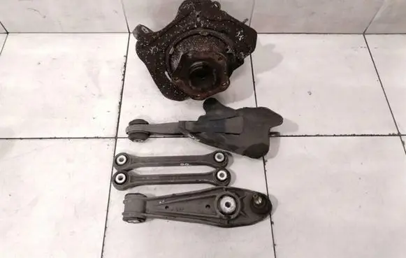 Porsche 911 997 Rear wheel hub spindle/knuckle 99733111207 99733111205