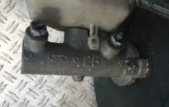 Ford Mondeo MK II Master brake cylinder