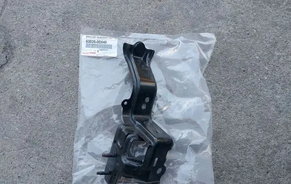 Toyota Yaris Cross Headlight/headlamp mounting bracket 530350D040