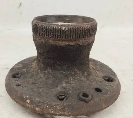 Mercedes-Benz 190 W201 Front wheel hub 2013301825 A2013301825 2013341801