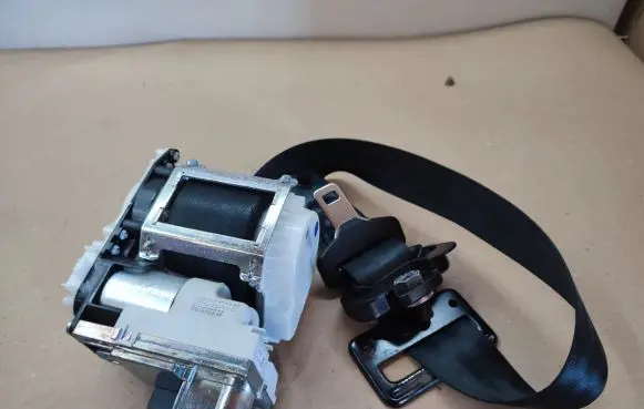 Jaguar XJ X351 Front seatbelt AW93611B08