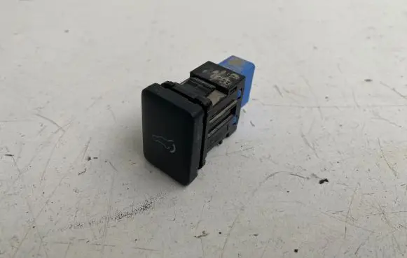 Mitsubishi Outlander Tailgate opening switch 