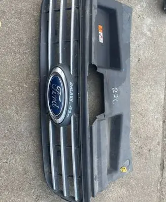 Engine bonnet/hood lock trim molding