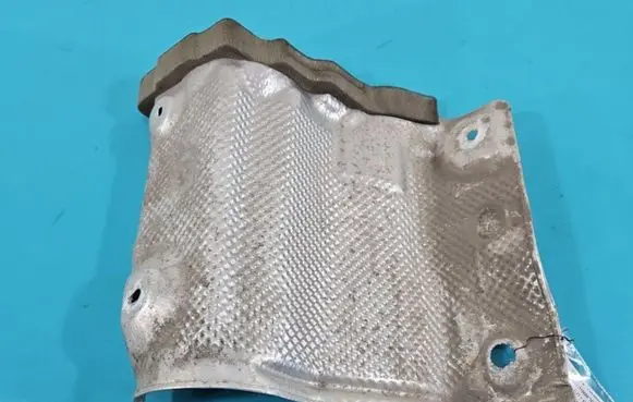 Center/middle under tray cover