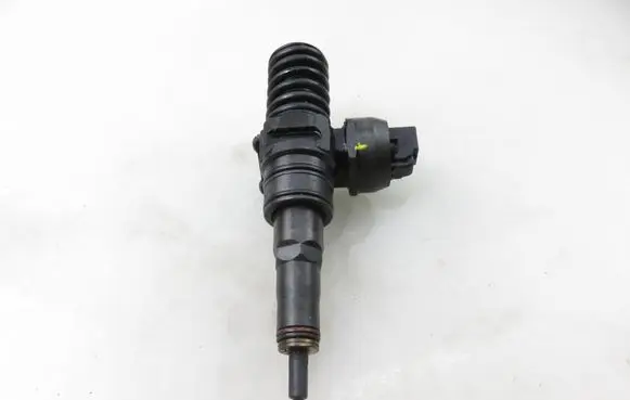 Volkswagen PASSAT B6 Fuel injector 0414720215 038130073AG