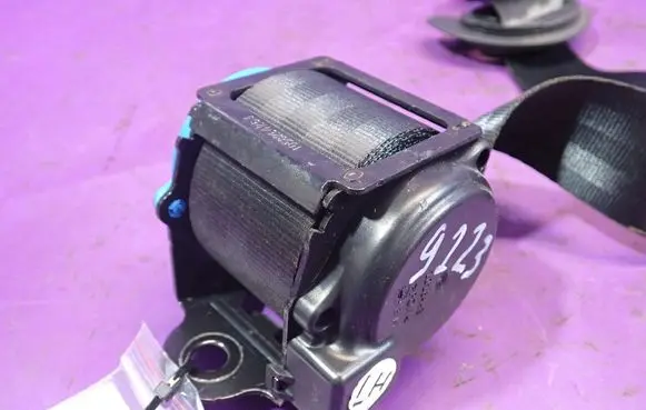 Audi Coupe Front seatbelt