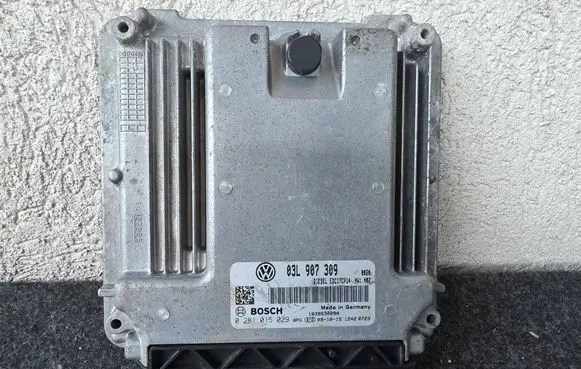 Volkswagen Golf VI Engine control unit/module 03L907309