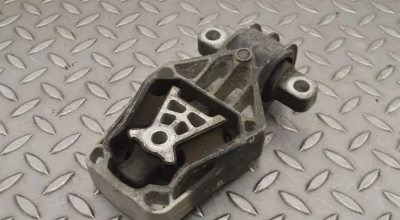 Infiniti Q30 Engine mount bracket A2462401209