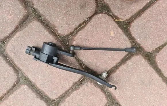 Opel Insignia B Rear air suspension level height sensor 84084760