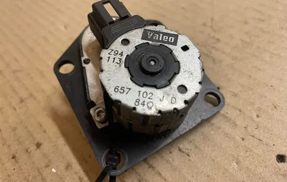 Citroen C5 Air flap motor/actuator 657102JD