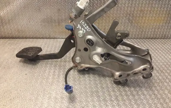 Lexus IS 220D-250-350 Brake pedal