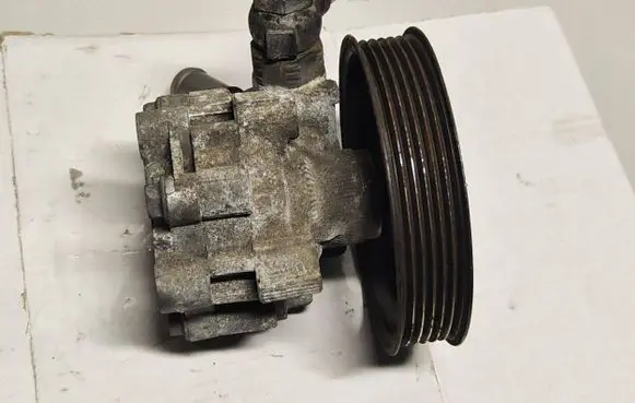 Opel Insignia A Power steering pump 55563329