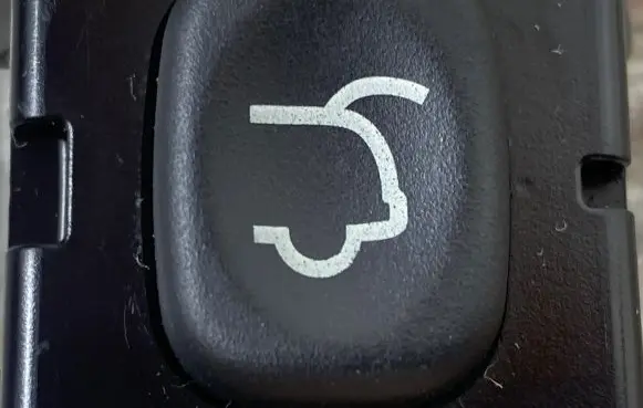 Jeep Grand Cherokee Tailgate/boot open switch button P04602751AA