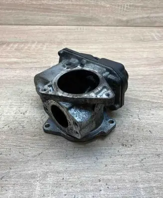 Volkswagen Touran I Throttle valve 03G131501P