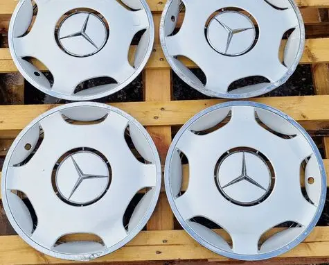 Mercedes-Benz E W124 Wheel nut cap/cover 