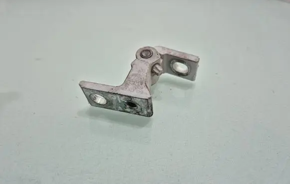 Volkswagen Tiguan Front door upper hinge 5N0831401