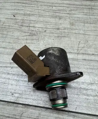 Mercedes-Benz E W212 Fuel pressure regulator 28233374 5113835704