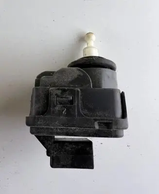 Audi A6 S6 C5 4B Headlight level adjustment motor 00728213 8L0941295