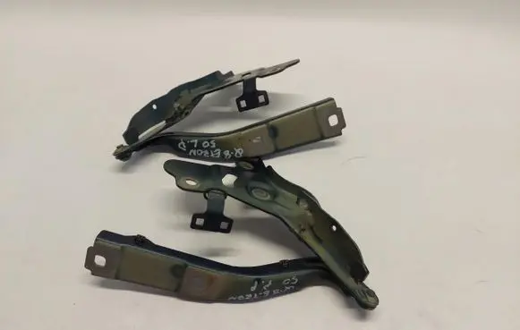 Engine bonnet/hood hinges