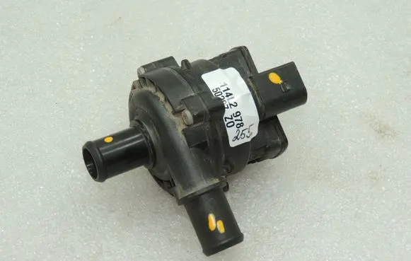 Suzuki Grand Vitara II Water pump 1745067JA0