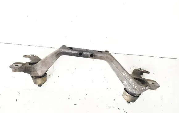 Volkswagen Touareg I Engine mount bracket