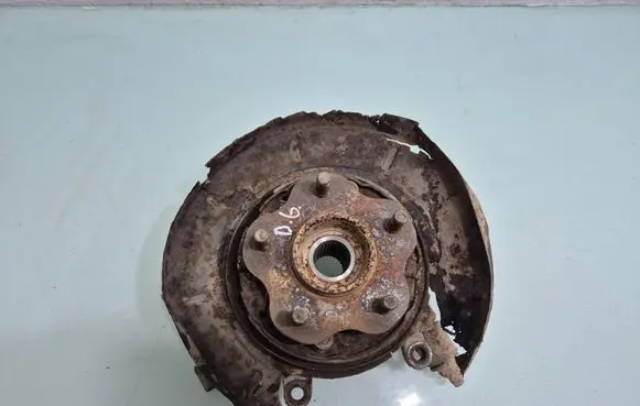 Nissan X-Trail T30 Rear wheel hub 